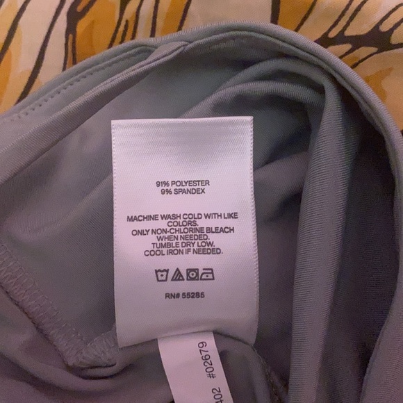 Express Body Contour crop top - Picture 3 of 4